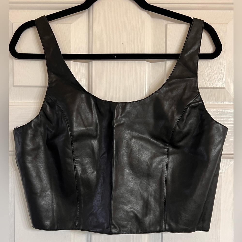 Gigio faux leather top 🖤